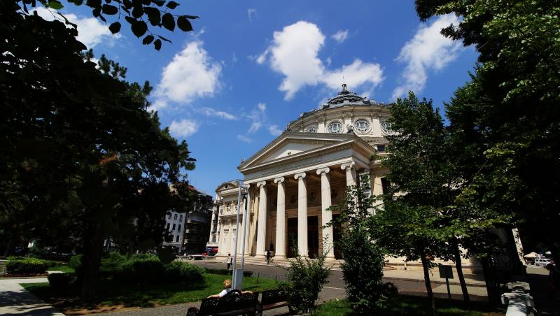 Teatrul Național București se află vizavi de clădirea Universității din București, lângă Hotelul Intercontinental