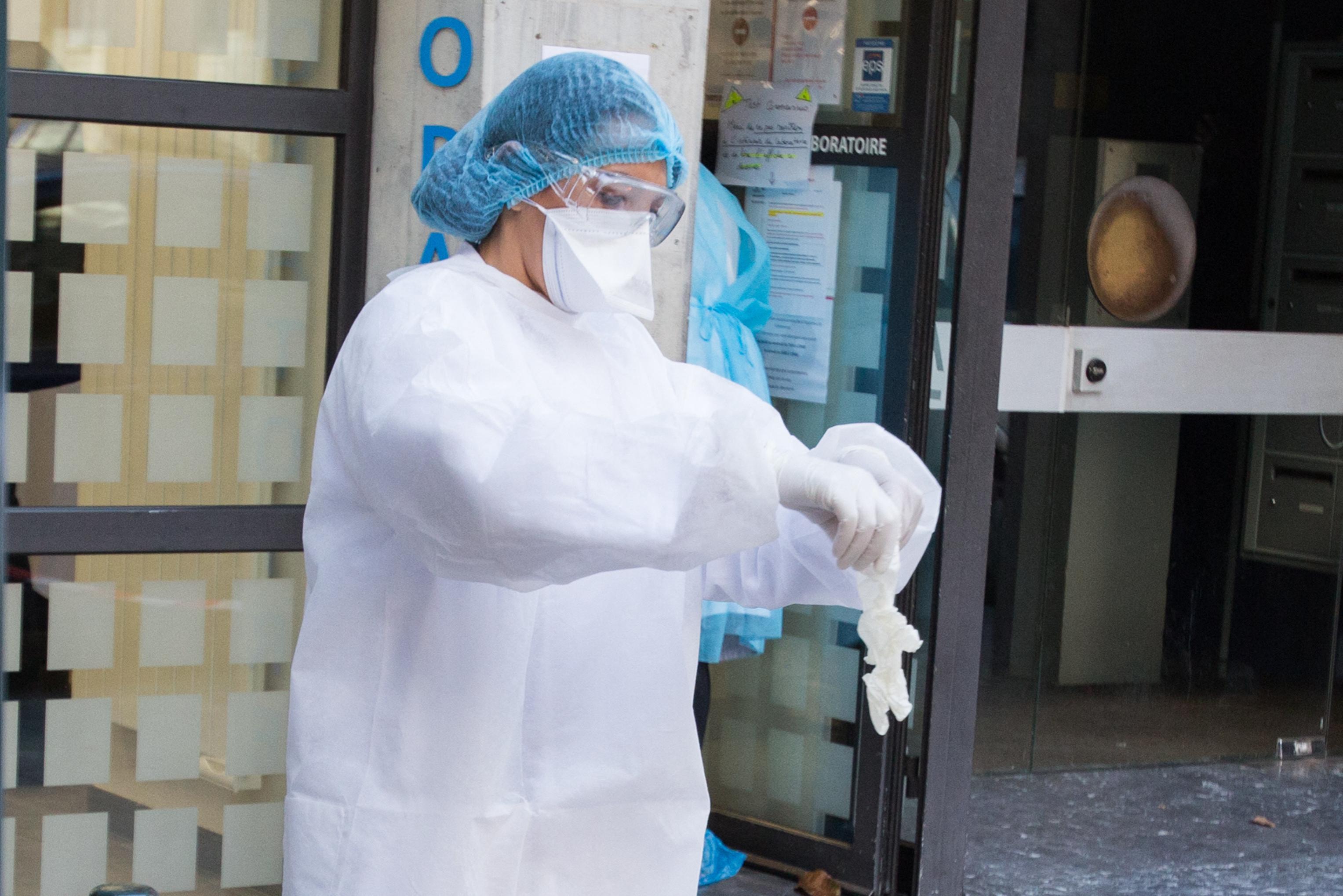 A șaptea zi cu peste o mie de cazuri noi de infectare COVID-19. Creștere dramatică a numărului de decese cauzate de noul coronavirus, &icirc;n ultimele 24 de ore