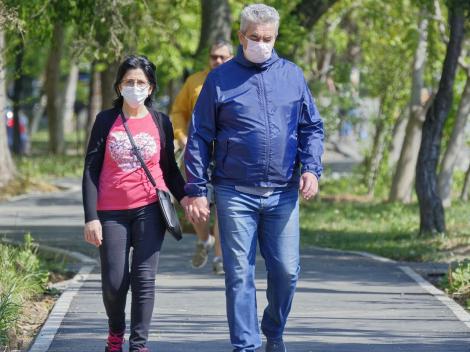 Purtarea măştii în aer liber, în parcuri sau în zonele aglomerate, poate deveni obligatorie în București. Primele declarații