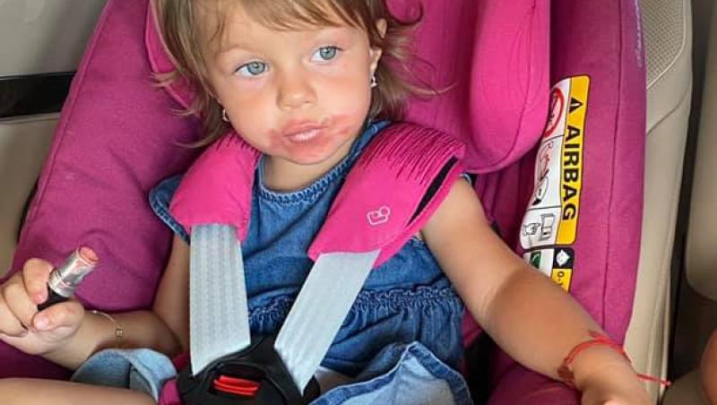 Fetița Elenei Udrea are de pe acum îndeletniciri de domnișoară! Cum a surprins-o mama ei! |Foto
