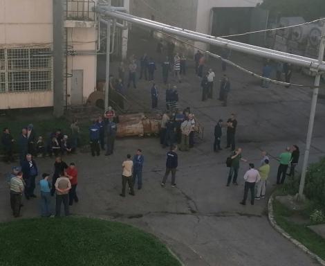 Protest spontan la Termocentrala Mintia, în judeţul Hunedoara. Aproape 100 de angajaţi îşi cer drepturile restante