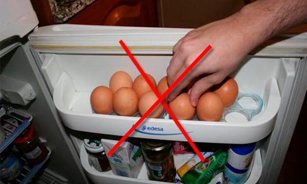 De ce e greșit să ții ouăle pe ușa frigiderului! Avertismentul dat de medici