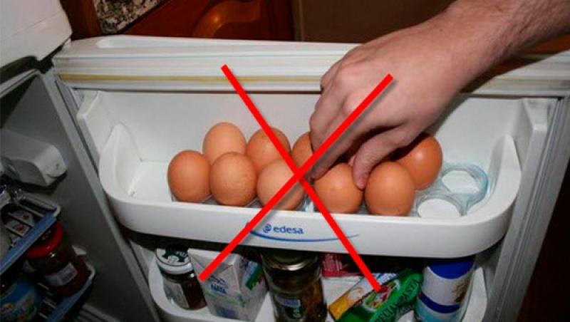 Ouăle nu trebuie păstrate pe ușa frigiderului. Explicația specialiștilor