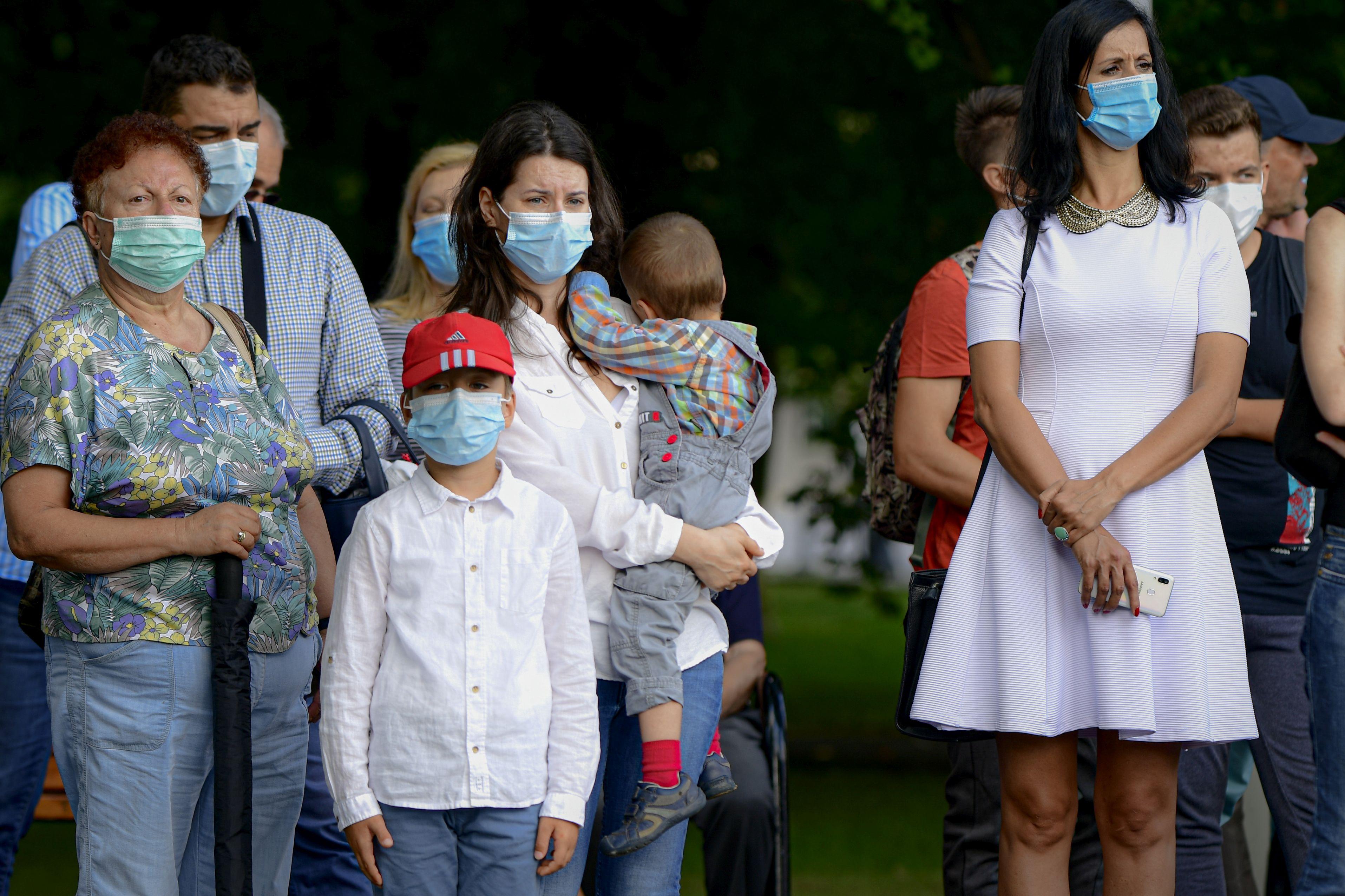 Un oraș-focar din Rom&acirc;nia vrea să impună purtarea măștii &icirc;n aer liber. Primarul cere cetățenilor respectarea cu strictețe a măsurilor