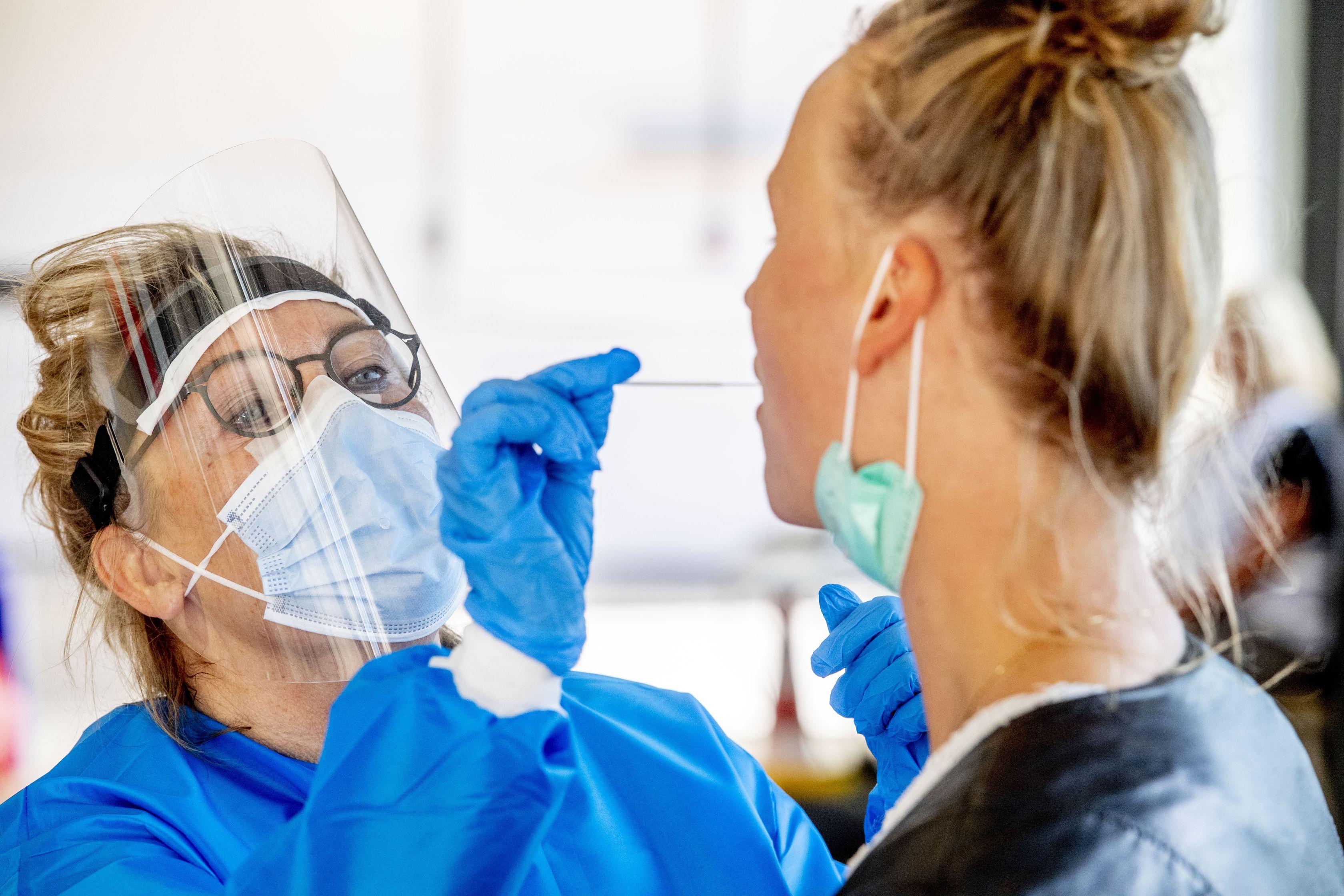 Care sunt diferențele dintre COVID-19 și gripă. Cum știm că am răcit sau avem coronavirus