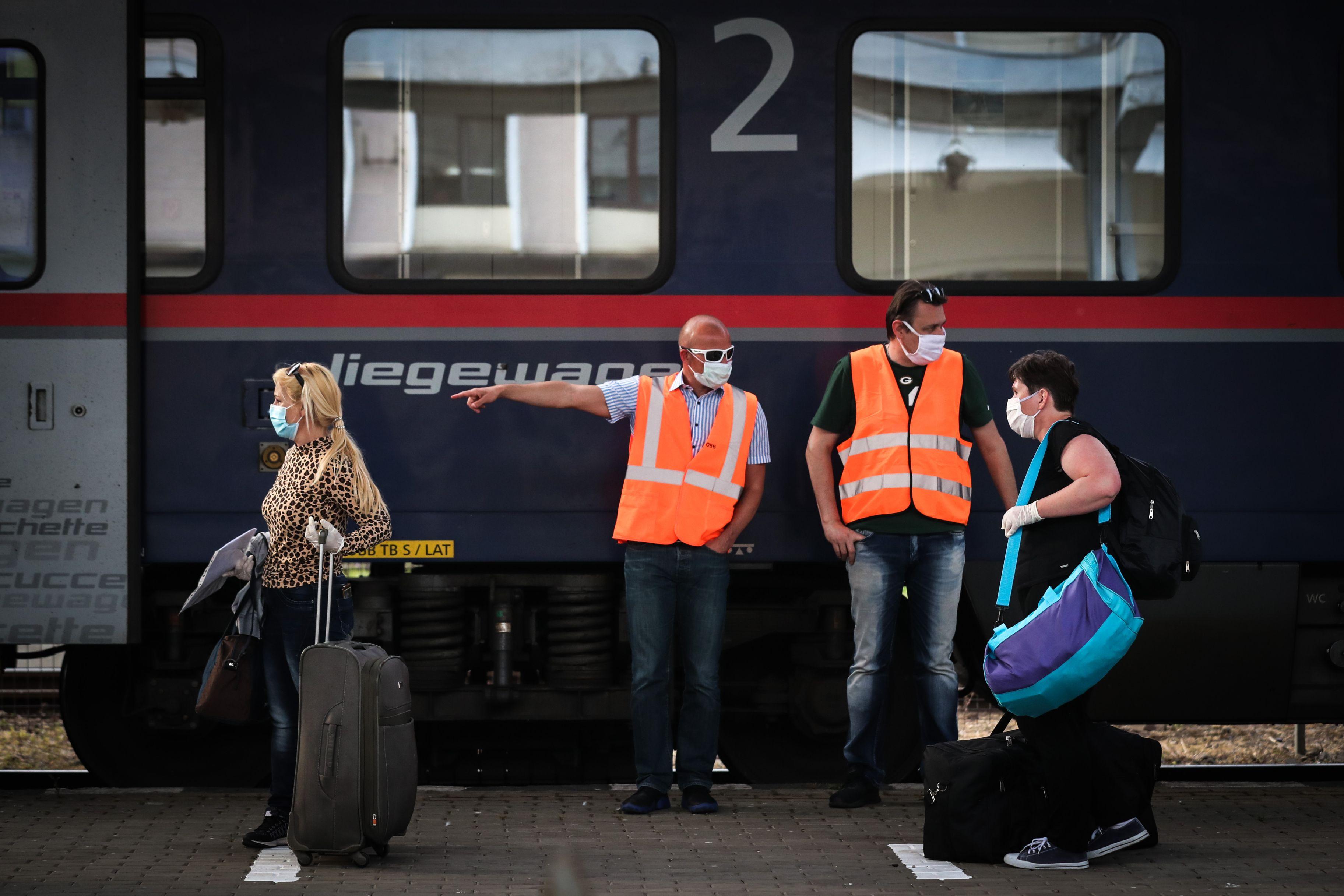 Atenție, călători! Șefii de tren vă pot amenda dacă nu purtați mască de protecție. Ministrul Transporturilor: "Sunați la 112 dacă cel de l&acirc;ngă voi nu poartă mască"