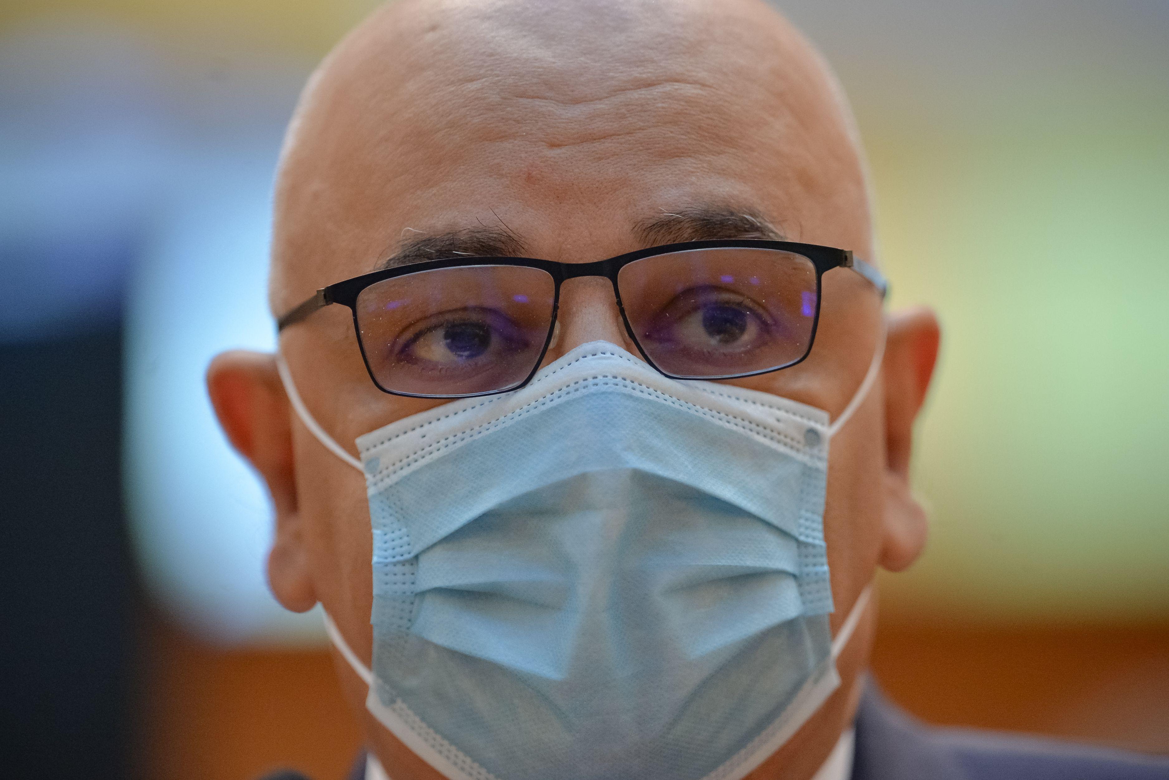 Măștile, obligatorii pentru toate persoanele de peste cinci ani, &icirc;n spațiile publice deschise! Raed Arafat, anunțul momentului despre noile restricții