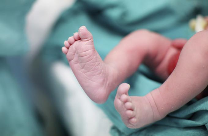 O copilă de 13 ani a devenit mamă după ce a avut o relație cu un t&acirc;năr cu 12 ani mai mare. Cei doi s-au iubit pe ascuns un an de zile&nbsp;