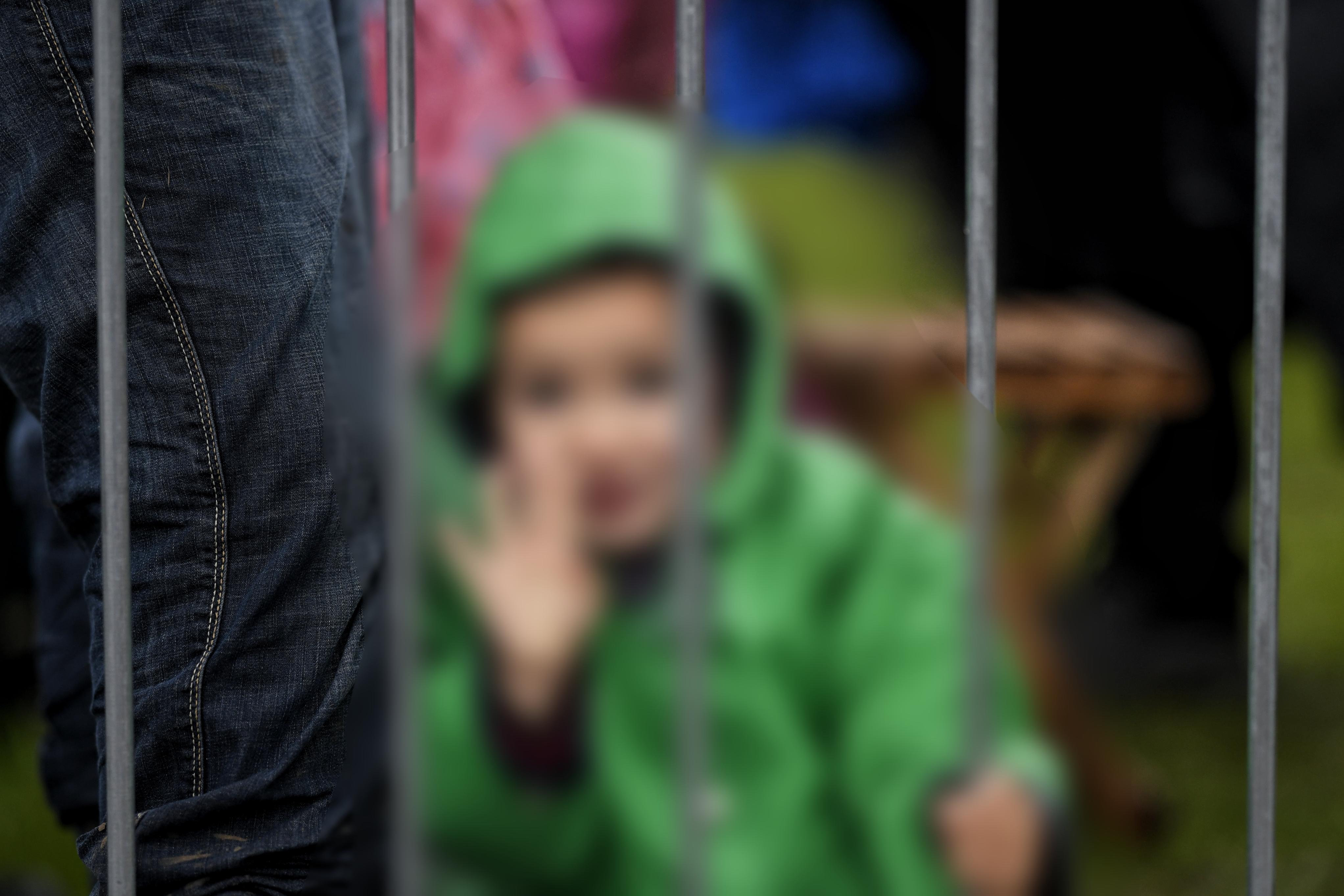 Accident terifiant! Copil de doi ani și jumătate, lăsat singur &icirc;n mașina părinților, prins cu capul &icirc;n geamul mașinii