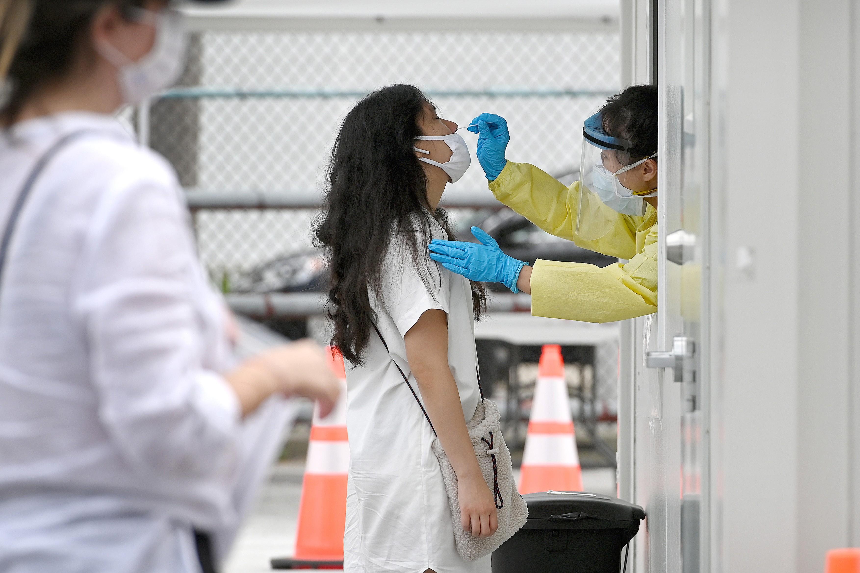 &bdquo;&Icirc;ncercaţi să creați o armată? Ne veţi scana pe toţi? Suntei nebuni?!&rdquo; Un singur lucru, mai periculos dec&acirc;t virusul: conspirațiile! Experții explică fenomenul