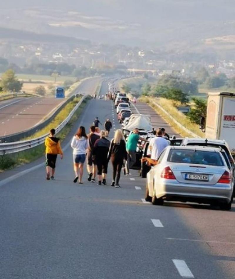 Vacanța &icirc;n Grecia devine un infern! "Stăm de la 5 dimineața". Cozi kilometrice la vama Kulata