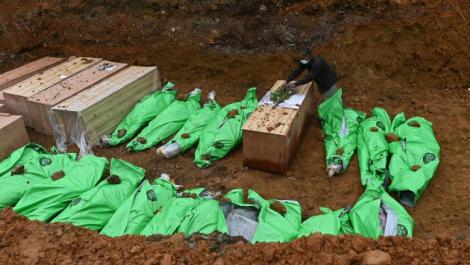 Imagini dure! Zeci de mineri au fost îngropaţi într-o groapă comună după ce un versant s-a prăbușit peste ei