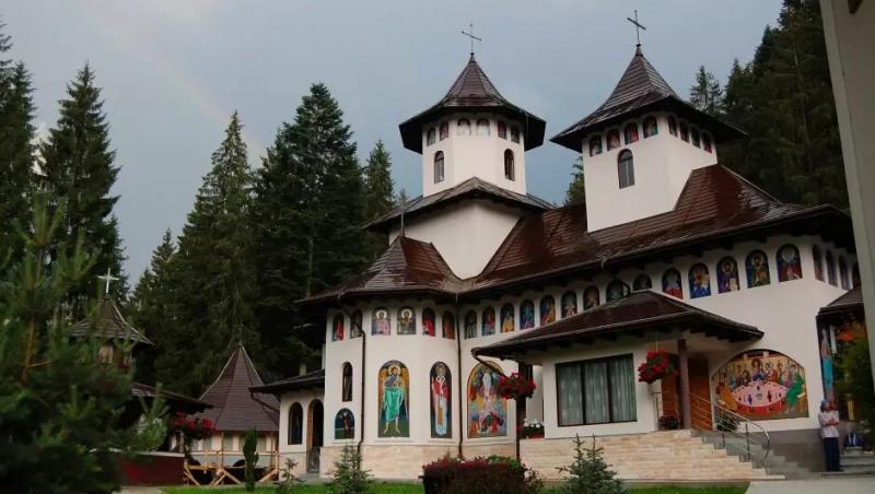 FOTO | Explozie la Mănăstirea Sihăstria Rarăului. Cinci persoane au fost rănite de cioburile care au zburat