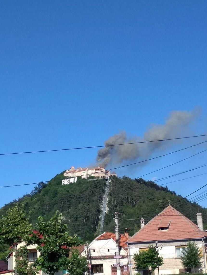 Incendiu la acoperişul Cetăţii R&acirc;şnov - vizitatorii au fost evacuaţi - FOTO