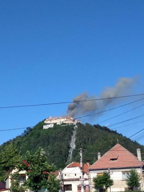 Incendiu la acoperişul Cetăţii Râşnov - vizitatorii au fost evacuaţi - FOTO