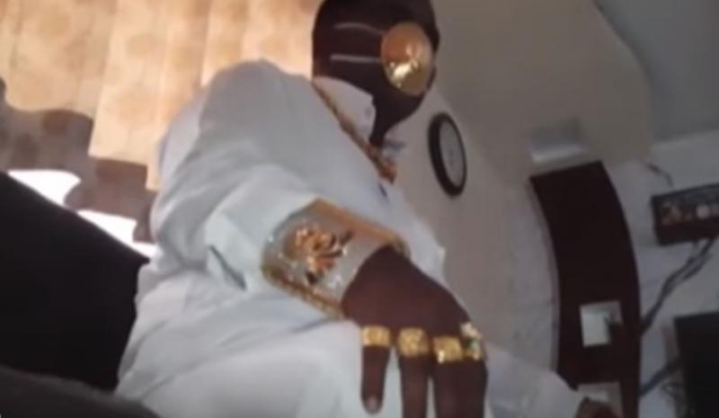 Aroganță supremă! Un indian se apără de coronavirus cu o mască de aur. "Are mici orificii să pot respira"