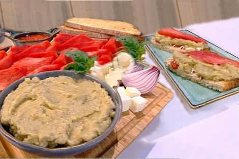 Rețetă de vinete cu gust de vară: Salată de vinete cu sos de roșii și brânză