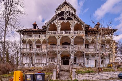 Trei arhitecţi din Vâlcea au lansat o iniţiativă comunitară pentru salvarea unei clădiri de patrimoniu din Băile Govora