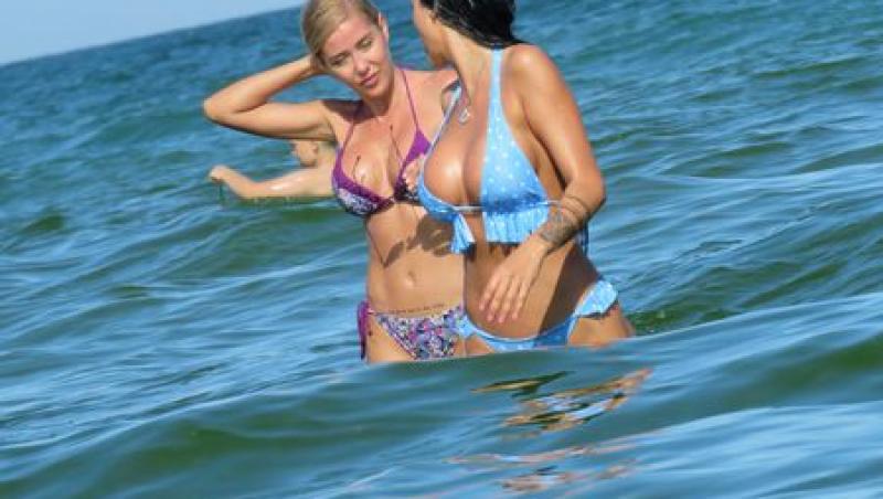 Atenție, conținut nerecomandat cardiacilor! Daniela Crudu şi sora ei, show incendiar la plajă. Filmarea care i-a adus peste 100.000 de vizualizări | Video