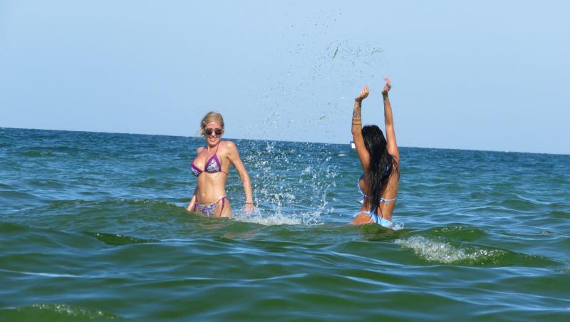 Atenție, conținut nerecomandat cardiacilor! Daniela Crudu şi sora ei, show incendiar la plajă. Filmarea care i-a adus peste 100.000 de vizualizări | Video