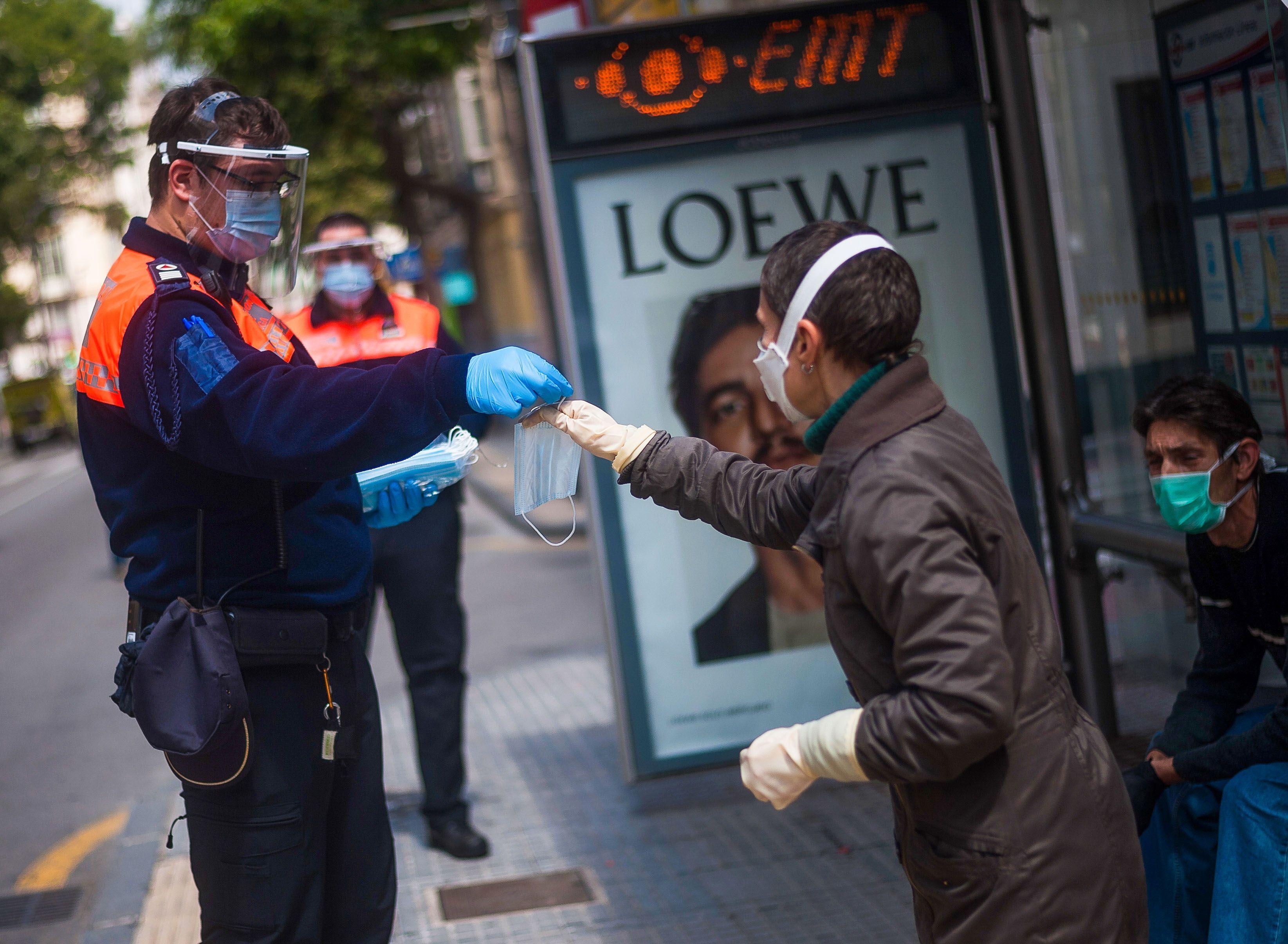 &Icirc;ncă o țară introduce obligativitatea purtării măștii pe stradă, din cauza creșterii numărului de cazuri