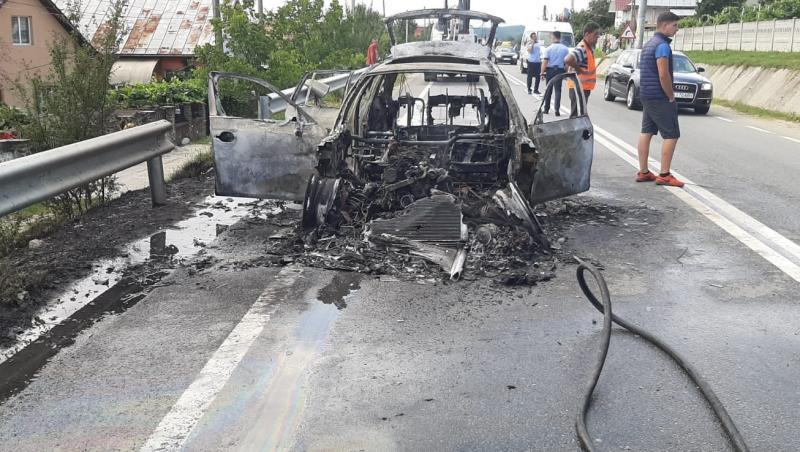 Clipe de panică pe un drum național din țară. O mașină s-a făcut scrum după ce a luat foc în mers: ”N-a mai rămas nimic!”