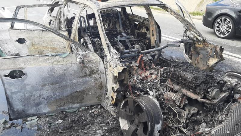 Clipe de panică pe un drum național din țară. O mașină s-a făcut scrum după ce a luat foc în mers: ”N-a mai rămas nimic!”