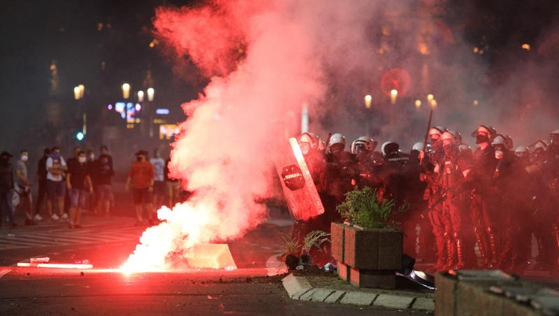 FOTO | Proteste violente în Serbia după reimpunerea stării de urgență. Clădirea Parlamentului din Belgrad a fost asaltată