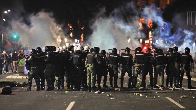 FOTO | Proteste violente în Serbia după reimpunerea stării de urgență. Clădirea Parlamentului din Belgrad a fost asaltată