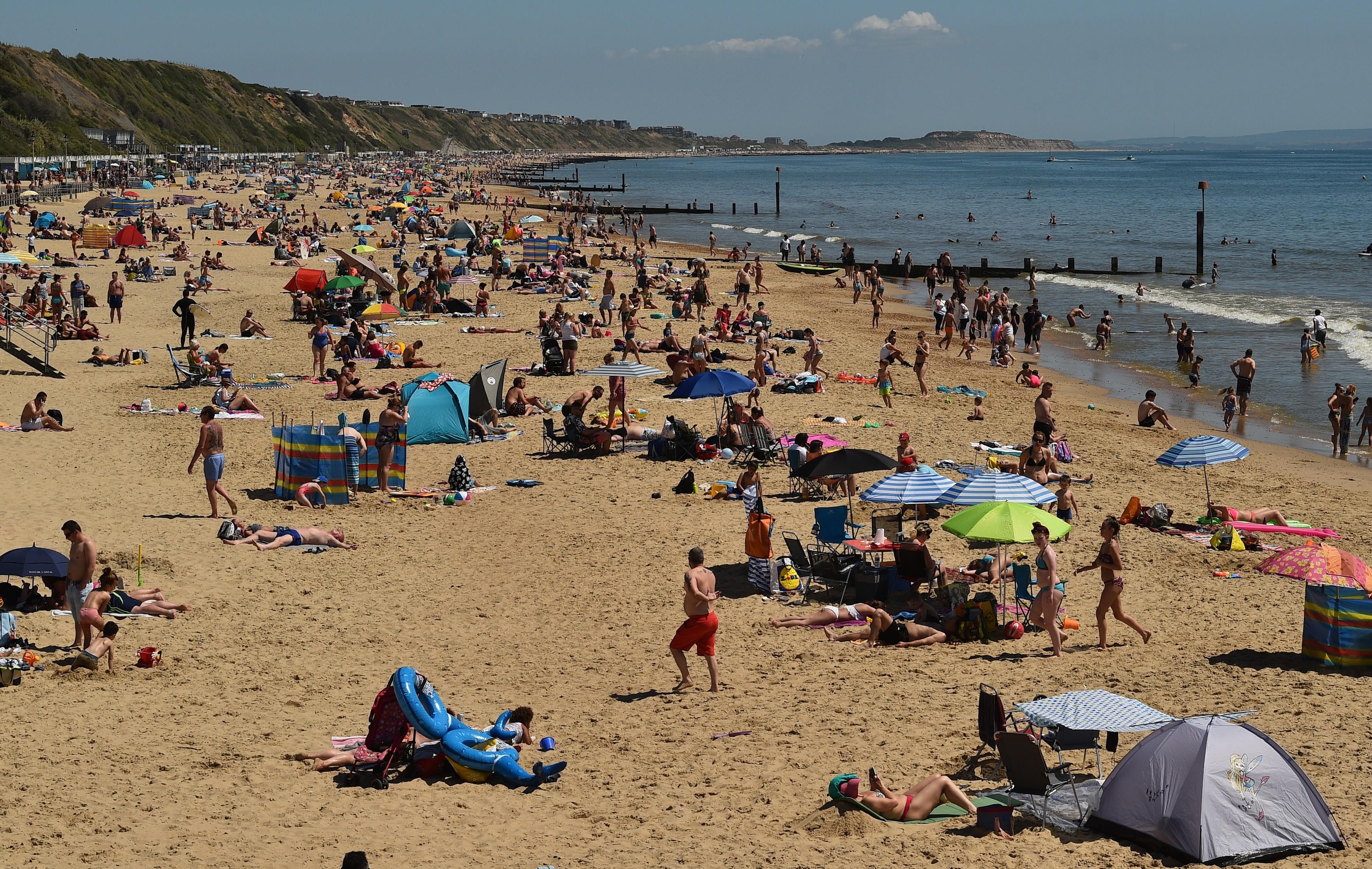 Stațiunile de pe litoral, posibile focare de COVID. Ce se va &icirc;nt&acirc;mpla cu vacanțele rom&acirc;nilor, după explozia de cazuri: &bdquo;Orice contact poate duce la infectare&rdquo;