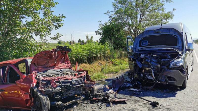 FOTO | Accident violent în Buzău între un autobuz cu pasageri și un autoturism. Două persoane au fost transportate de urgență la spital