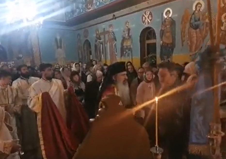 Zeci de enoriași, surprinși fără măști de protecție la o slujbă ținută de &Icirc;PS Teodosie. Copiii au fost &icirc;mpărtășiți cu aceeași linguriță (VIDEO)