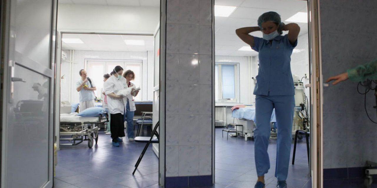 Șapte persoane, &icirc;ntre care infirmiere și asistente, depistate pozitiv după ce o pacientă a fost tratată &rdquo;relaxat&rdquo;. Personalul medical n-a purtat echipament de protecție