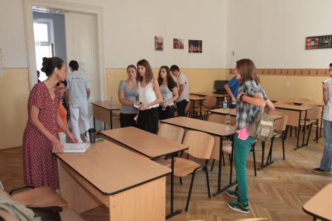 Mai puține ore la fizică, chimie şi biologie în școli. Reacția Academiei Române la propunerile Ministerului Educației