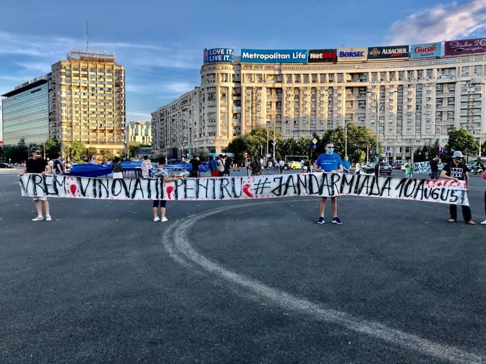 Proteste &icirc;n Piaţa Victoriei &ndash; Un grup de persoane marchează doi ani de la evenimentele din 10 august, iar alt grup scandează &icirc;mpotriva dictaturii medicale
