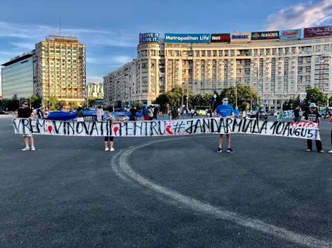 Proteste în Piaţa Victoriei – Un grup de persoane marchează doi ani de la evenimentele din 10 august, iar alt grup scandează împotriva dictaturii medicale