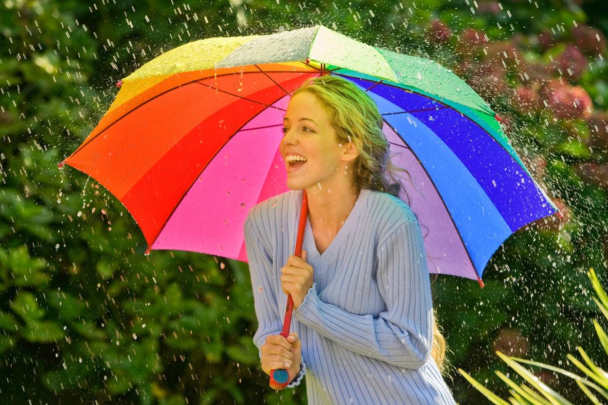 Se schimbă vremea, &icirc;n Rom&acirc;nia! Temperaturi mai mici și ploi, &icirc;n unele regiuni! Unde se va răcori și unde se vor rupe norii, &icirc;n următoarele zile