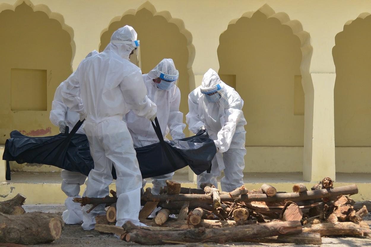 Cazurile de Covid au explodat &icirc;ntr-un sat din Olt, unde a fost instituită carantina: "O să ne numărăm morții &icirc;n două săptăm&acirc;ni"