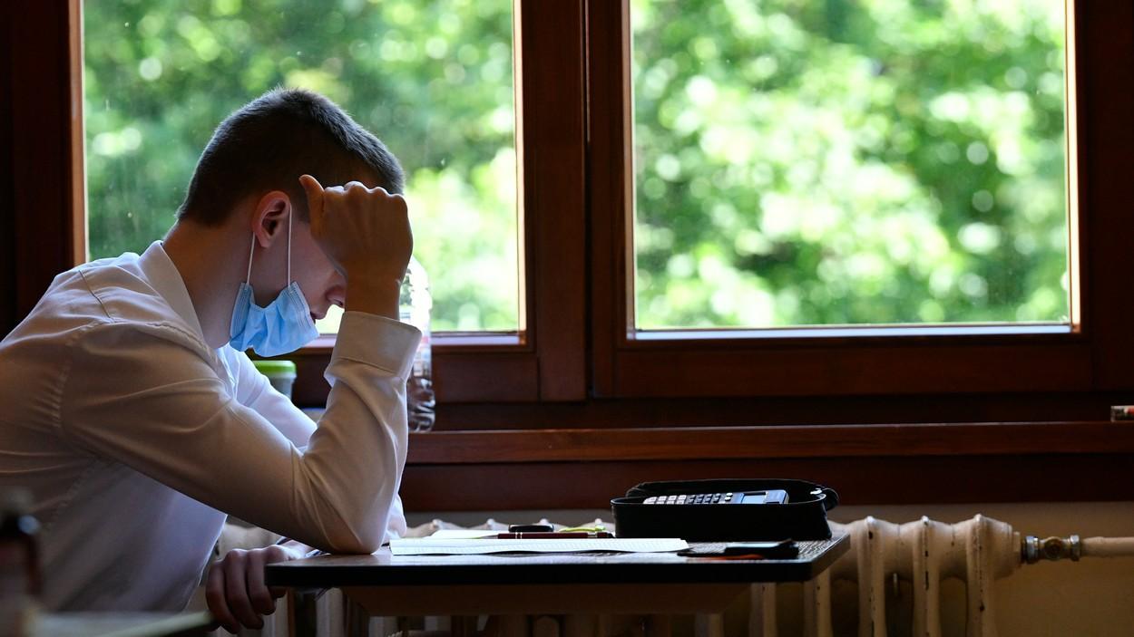 Purtarea măştii de protecție, obligatorie &icirc;n timpul orelor, at&acirc;t pentru elevi, c&acirc;t și pentru profesori