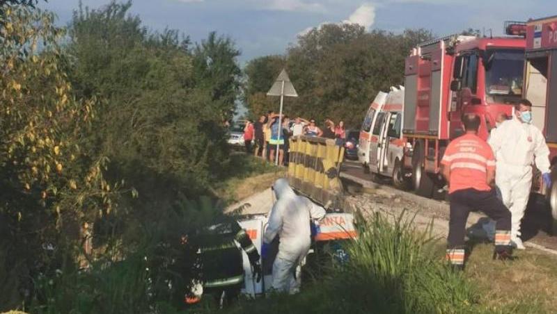 FOTO | O ambulanță în care se afla un pacient COVID s-a răsturnat pe un pod în urma unei coliziuni violente cu un alt autoturism