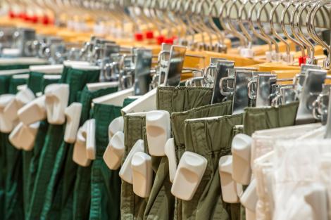 Furtul de haine, prin ruperea siguranțelor de plastic din magazine, pedepsit mai aspru! Câți ani de închisoare riscă hoții