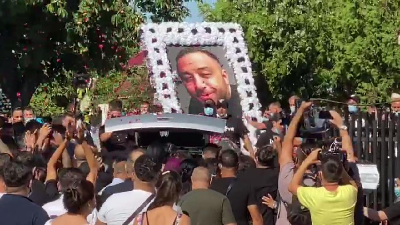 Poliția a rugat ca Emi Pian să fie scos din casă mai repede, ca să nu se facă de r&acirc;s la priveghi. Ce spune Elvis Pian, fratele interopului??