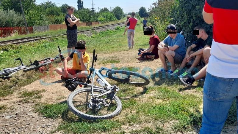 Băiat de 11 ani lovit de tren în Botoșani. Prietenii îl plâng lângă calea ferată