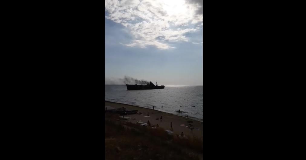 Arde epava de la Costinești! Turiștii aflați pe plajă acuză doi tineri că i-ar fi dat foc. Imaginile au fost postate pe net - Video