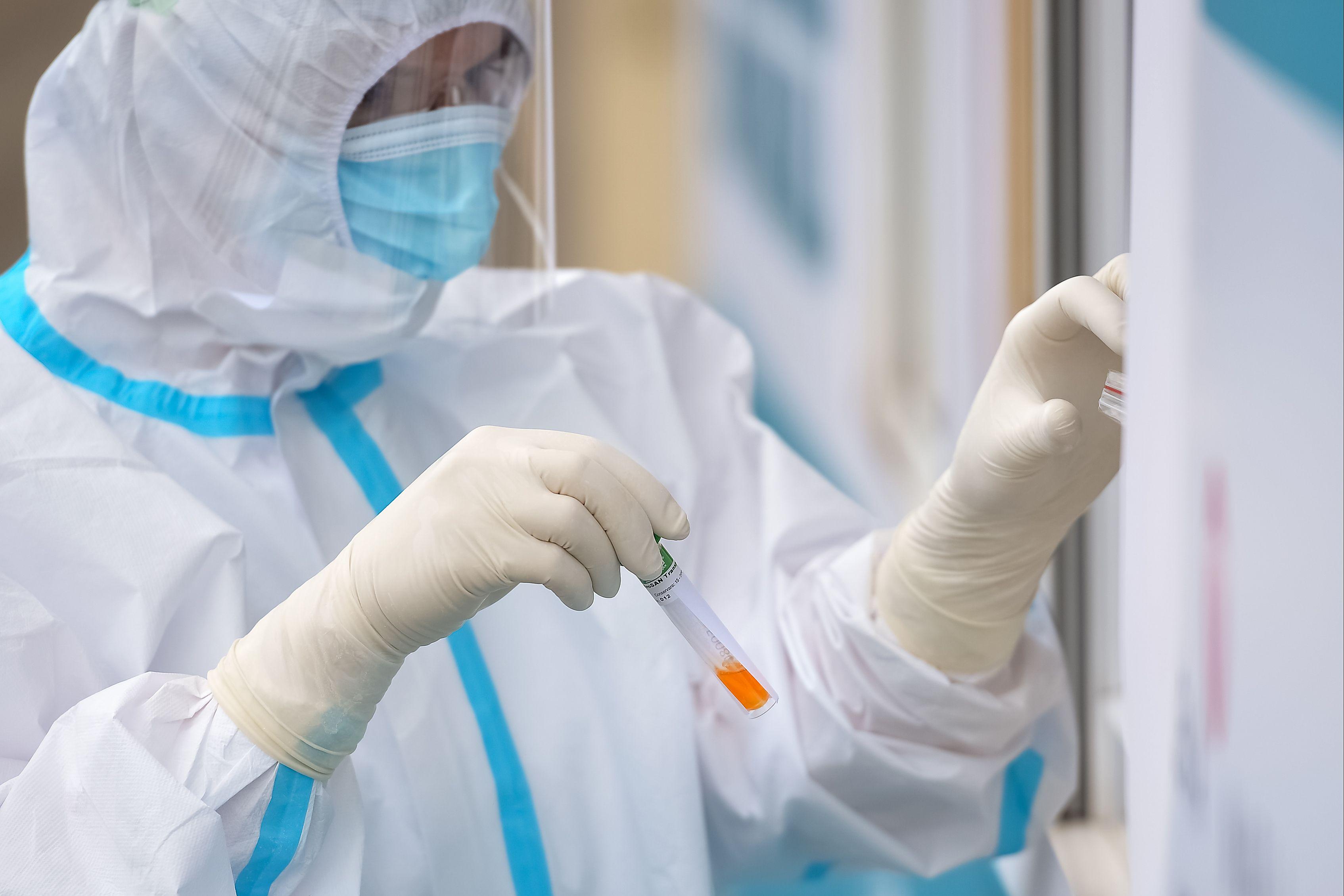 Scade numărul infecțiilor cu noul coronavirus &icirc;n Rom&acirc;nia. C&acirc;te cazuri noi s-au &icirc;nregistrat &icirc;n ultimele 24 de ore și c&acirc;te persoane se află la ATI