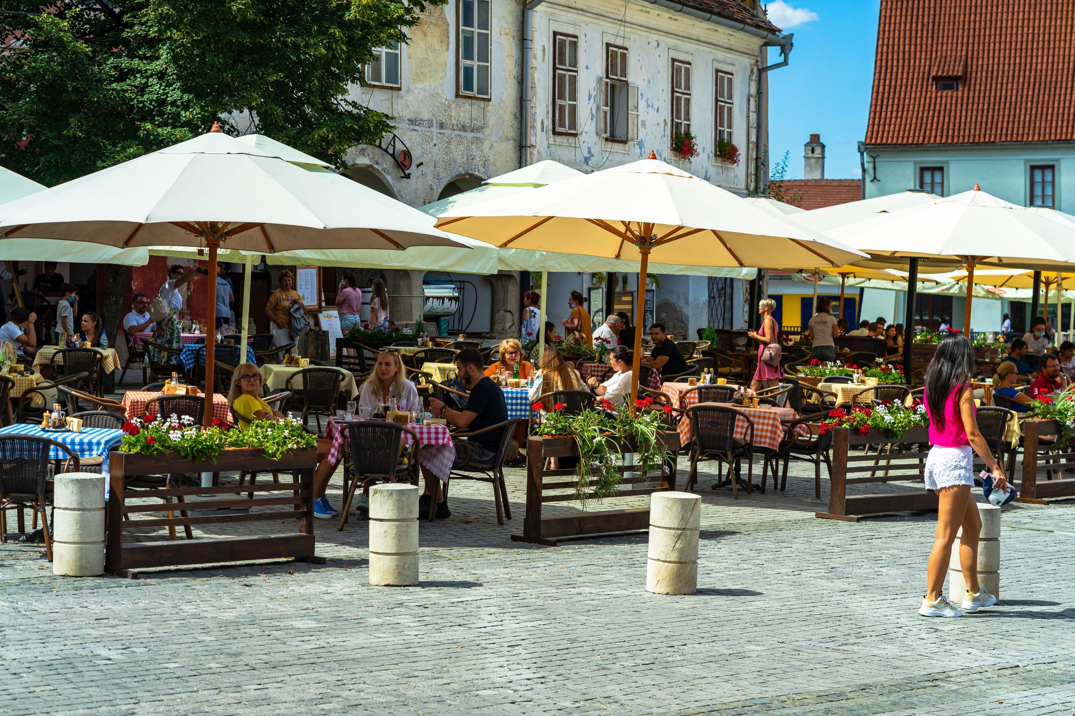 Restricții noi pentru terase și cluburi, &icirc;n mai multe județe din țară. Modificări de ultim moment, anunțate de autorități