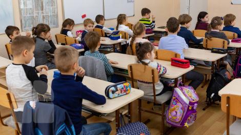 Școlile din România vor fi redeschise, dar nu pentru toți elevii. Cine sunt copiii care ar putea fi forțați să rămână acasă: ”Ei trebuie protejați!”