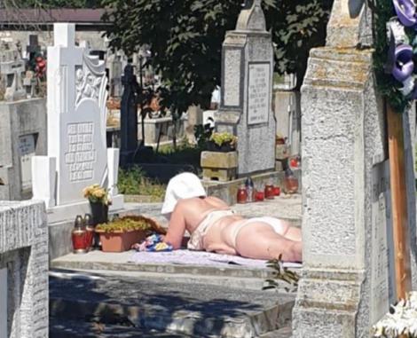 Nu, nu e fake! O tânără a renunțat la haine și s-a bronzat pe un mormânt, în cimitirul din oraș: ”Acolo nu e coronavirus, se respectă și distanțarea socială!”
