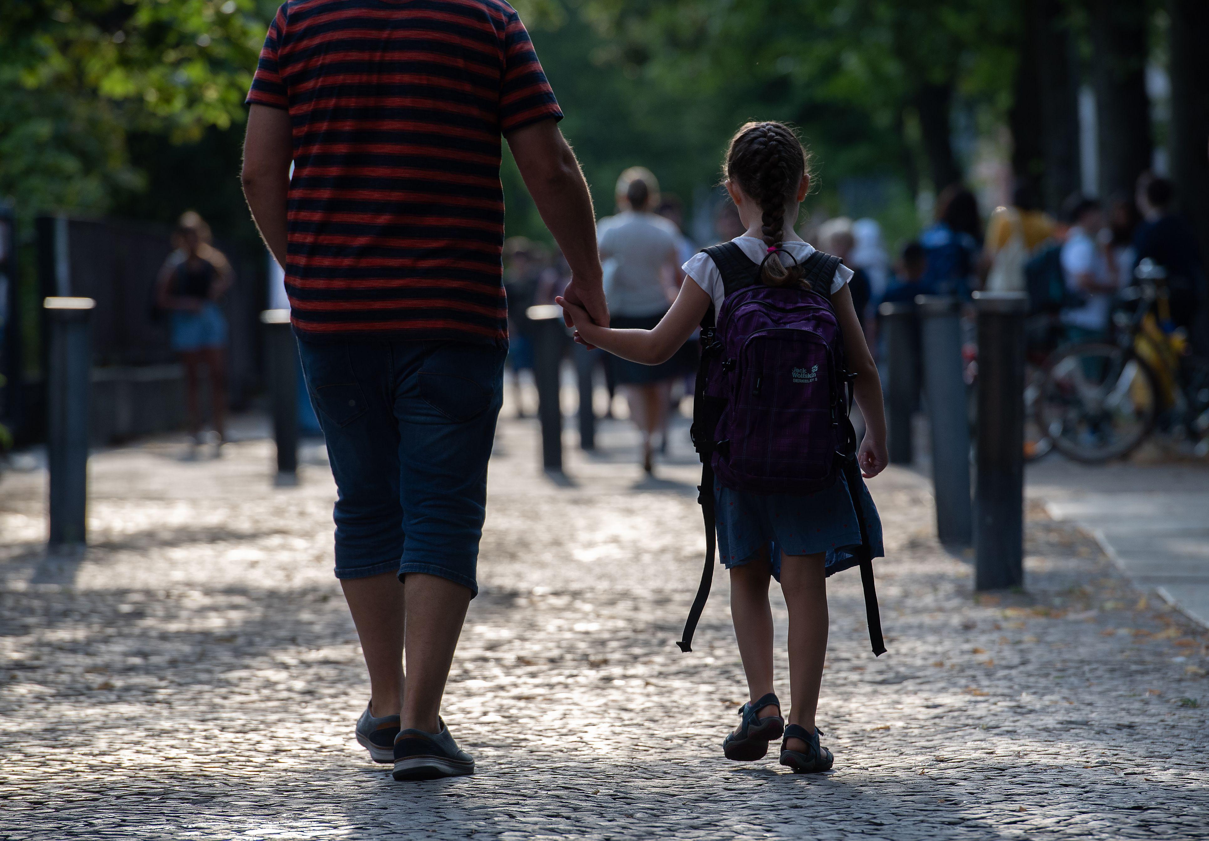 Noul an școlar, o &bdquo;uriașă provocare&rdquo;. Medicii intervin vehement! Ce NU vor mai fi obligați părinții să facă &icirc;n luna septembrie