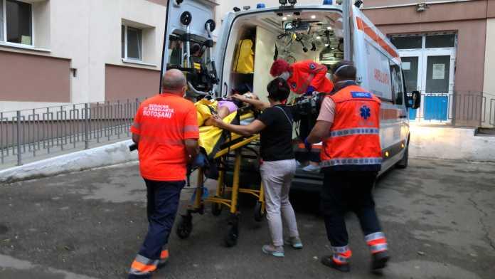 O copilă a fost strivită de o cruce, &icirc;ntr-un cimitir din Botoșani. Fetița se zbate &icirc;ntre viață și moarte: &bdquo;S-a auzit un țipăt și o bubuială mare&rdquo;